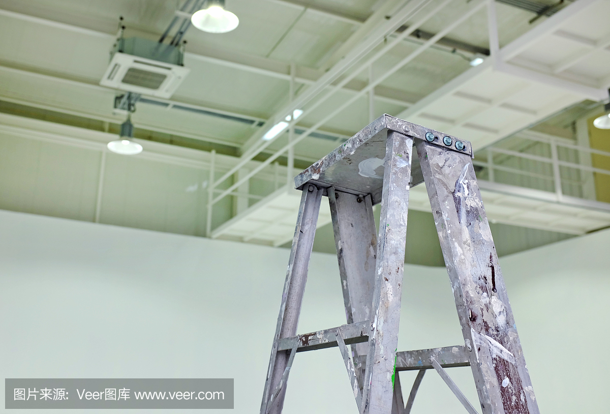 會議室的鋁梯子很臟。